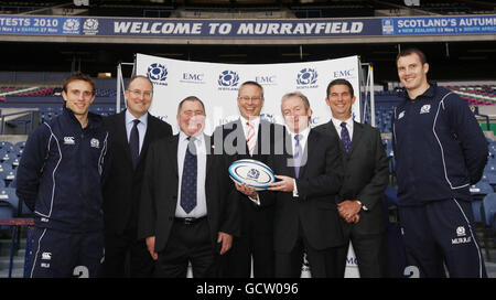 29/10/2010 Scottish Rugby gibt neuen Sponsor EMC bekannt, mit (von links nach rechts) Scotland Scrum-half Mike Blair, Chief Executive of Scottish Rugby Gordon McKie, President of Scottish Rugby Union Ian McLauchlan, Vice-President und General Manager EMC Adrian McDonald, Country Manager Scotland and Northern Ireland EMC Ross Fraser, Steve Oneill, Director of Finance & Business Operations, und Scotland LOCK Alastair Kellock, während der Bekanntgabe des Sponsorings in Murrayfield, Edinburgh. Stockfoto