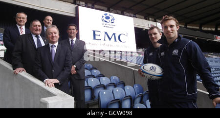 *zuvor unveröffentlichtes Foto vom 29/10/2010* Scottish Rugby kündigt neuen Sponsor EMC mit Schottland Scrum-half Mike Blair (rechts) und Schottland Lock Alastair Kellock (zweite rechts) mit Gruppe zurück (links nach rechts) Vice-President und General Manager EMC Adrian McDonald, Chief Executive of Scottish Rugby Gordon McKie, Director of Finance & Business Operations EMC Steve O'Neil und Group (vorne links nach rechts) President of Scottish Rugby Union Ian McLauchlan und Country Manager Scotland and Northern Ireland EMC Ross Fraser, während der Sponsorenankündigung in Murrayfield, Edinburgh. Stockfoto