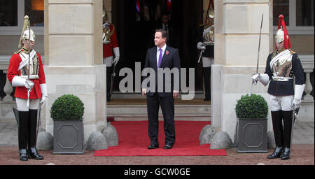 Der britische Premierminister David Cameron wartet im Lancaster House in London auf den französischen Präsidenten Nicolas Sarkozy, bevor er sich zu einem englisch-französischen Gipfel trifft. DRÜCKEN SIE VERBANDSFOTO. Bilddatum: Dienstag, 2. November 2010. Auf dem Gipfel in Cameron und Sarkozy werden weitreichende Verträge unterzeichnen, die ihre Kräfte verpflichten werden, für die kommenden Jahrzehnte zusammenzuarbeiten. Siehe PA Geschichte POLITIK Frankreich. Das Foto sollte lauten: Lewis Whyld/PA Wire Stockfoto