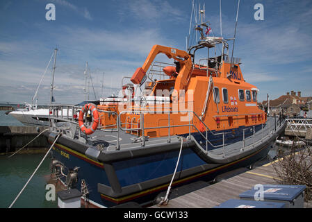 Isle Of Wight, England UK. Yarmouth Rettungsboot auf seinen Liegeplatz im Hafen Stockfoto