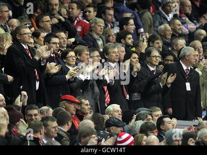 Liverpool Besitzer John W Henry (Mitte 2. Rechts) Seine Partnerin Linda Pizzuti und Liverpool-Vorsitzender Martin Broughton in Die Tribünen Stockfoto