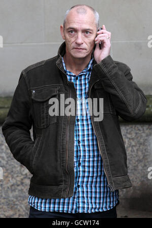 Zeuge von George McNeilage auf seinem Mobiltelefon vor dem High Court in Glasgow, wo er Beweise vor dem Meineidprozess von Tommy und Gail Sheridan vorlegt. Stockfoto