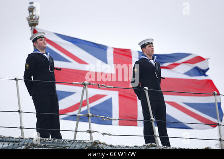 Die Bewertungen legen das Flugdeck der HMS Ark Royal an, die darauf wartet, dass Königin Elizabeth II. Das Flaggschiff der Royal Navy Werft in Portsmouth besucht, um seine 25-jährige Dienstzeit zu markieren. Stockfoto