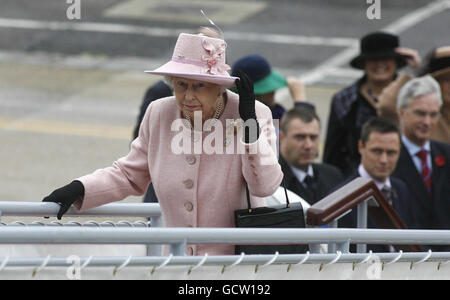 Königin Elizabeth II besucht heute die HMS Ark Royal auf der Royal Navy Werft in Portsmouth. Stockfoto