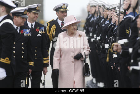 Königin Elizabeth II. Inspiziert die Wache bei einem Besuch von HMS Ark Royal an der Royal Navy Werft in Portsmouth. Stockfoto