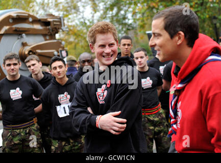 Prinz Harry (links) spricht mit Chief Scout Bear Grylls (rechts) während des Starts der Soldier Challenge 2011 im Imperial war Museum in London. Stockfoto