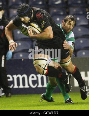 Rugby Union - Magners League - Edinburgh Rugby gegen Benetton Treviso - Murrayfield. Der Edinburgher Van Zyl Corniel (links) schlägt Benettons Lee Jones (rechts) während des Spiels der Magners League im Murrayfield, Edinburgh. Stockfoto