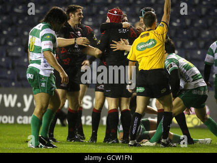 Rugby Union - Magners League - Edinburgh Rugby gegen Benetton Treviso - Murrayfield. Der Edinburgher Kyle Traynor (Red Cap) feiert seinen Versuch mit Teamkollegen während des Spiels der Magners League in Murrayfield, Edinburgh. Stockfoto