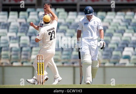 England Kapitän Andrew Strauss verlässt das Feld, nachdem er während des Tourmatches im WACA, Perth, vom Western Australia's Steve Magoffin entlassen wurde. Stockfoto