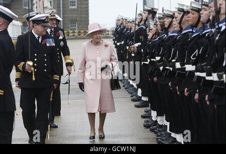 Königin Elizabeth II. Inspiziert die Wache bei einem Besuch von HMS Ark Royal an der Royal Navy Werft in Portsmouth. Stockfoto