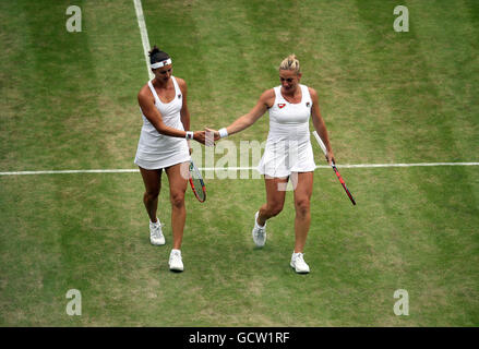 Timea Babos und Yaroslava Shvedova während des Finales der Damen Doppel am Tag zwölf der Wimbledon Championships bei den All England Lawn Tennis and Croquet Club, Wimbledon. Stockfoto