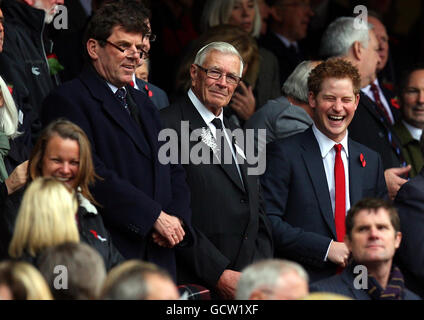 Rugby Union - Investec Challenge Series 2010 - England / Neuseeland - Twickenham. Prinz Harry (rechts) teilt einen Witz mit Zara Phillips (links unten) vor dem Internationalen Spiel in Twickenham, London. Stockfoto