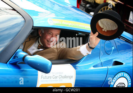 Gemmi Tommaso winkt aus dem Fenster eines Tesla-Elektroautos, das am London to Brighton Veteran Car Run teilnimmt. Stockfoto