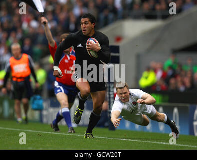 Die Neuseeländerin Mils Muliaina (links) läuft an einem Flug vorbei, den Englands Chris Ashton während des Internationalen Spiels in Twickenham, London, angegangen hat. Stockfoto