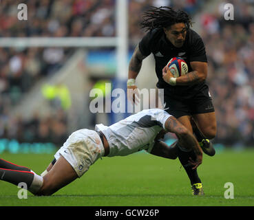 Rugby Union - Investec Challenge Series 2010 - England / Neuseeland - Twickenham. Der Neuseeländer Ma'a Nonu wird während des Internationalen Spiels in Twickenham, London, von Englands Courtney Lawes angegangen. Stockfoto