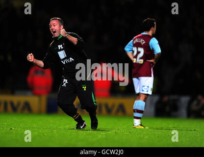 Paul Lambert, der Manager von Norwich City, feiert das Ausgleichstor, während Ross Wallace von Burnley während des npower Championship-Spiels in der Carrow Road, Norwich, niedergeschlagen steht. Stockfoto