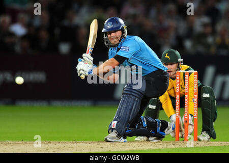 Cricket - Friends Provident Twenty20 - Viertelfinale - Nottinghamshire Outlaws / Sussex Sharks - Trent Bridge. Sussex Sharks' Chris Nash in der Schlagaktion Stockfoto