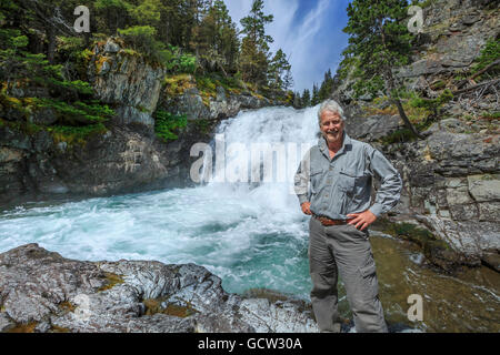 Selbstporträt von john lambing unter einem abgelegenen Wasserfall auf süßen Gras Creek in den verrückten Bergen in der Nähe von melville, montana Stockfoto