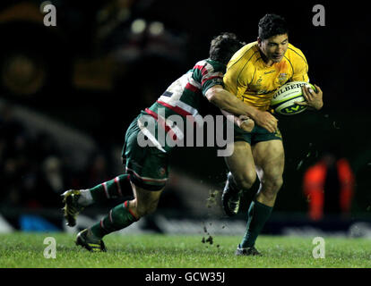 Der australische Anthony Faingaa wird von Leicester Anthony Allen bei einem Tour Match in der Welford Road, Leicester, angegangen. Stockfoto