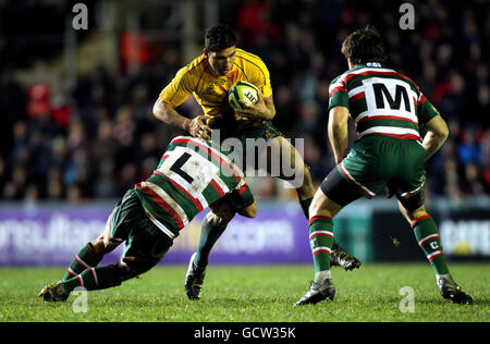 Rugby Union - Tour Match - Leicester Tigers gegen Australien - Welford Road. Der australische Anthony Faingaa wird von Leicester Anthony Allen während eines Tour-Spiels in der Welford Road, Leicester, angegangen. Stockfoto