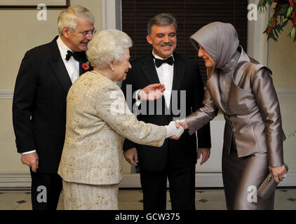 Die britische Königin Elizabeth II. Begrüßt Hayrunnisa Gul, die Frau des türkischen Präsidenten Abdullah Gul (Mitte), wie der ehemalige britische Premierminister John Major ansieht, während einer Zeremonie und einem Empfang in Whitehall, im Zentrum von London. Stockfoto