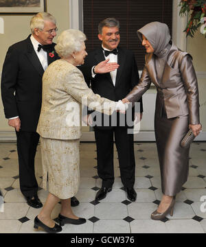 Die britische Königin Elizabeth II. Begrüßt Hayrunnisa Gul, die Frau des türkischen Präsidenten Abdullah Gul (Mitte), wie der ehemalige britische Premierminister John Major ansieht, während einer Zeremonie und einem Empfang in Whitehall, im Zentrum von London. Stockfoto