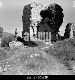 Ein Teil der Überreste von Schloss Corfe. Die 800 Jahre alte Burg wurde 1646 nach einer langen Belagerung während des englischen Bürgerkrieges von den Armeen des Parlaments zerstört. Stockfoto