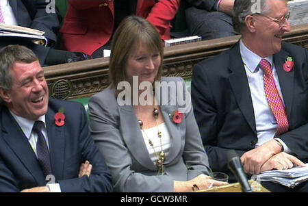 Die stellvertretende Vorsitzende der Labour Party Harriet Harman hört während der Fragen des Premierministers im Unterhaus in London zu. Stockfoto