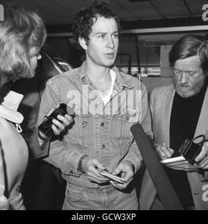 Der amerikanische Tennisspieler John McEnroe wird am Flughafen Heathrow interviewt. Stockfoto