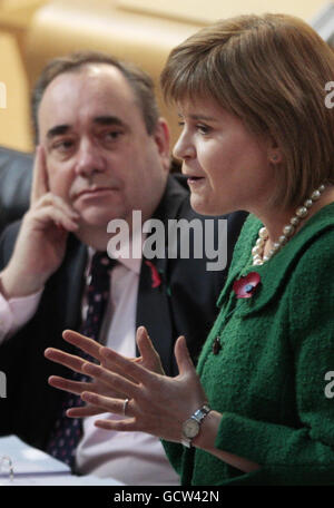 Die schottische Gesundheitsministerin Nicola Sturgeon spricht während der Alkoholdebatte mit dem schottischen Parlament in Edinburgh. Stockfoto