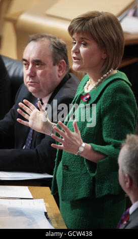 Die schottische Gesundheitsministerin Nicola Sturgeon spricht während der Alkoholdebatte mit dem schottischen Parlament in Edinburgh. Stockfoto