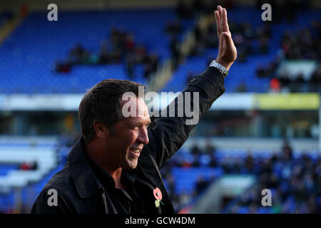 Der ehemalige Peterborough- und England-Torhüter David Seaman wird vor dem Spiel in der Peterborough United Hall of Fame in der npower League One in der London Road, Peterborough, aufgenommen. Stockfoto