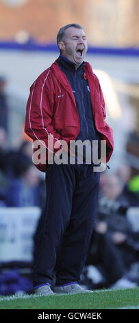 Fußball - npower Football League Two - Chesterfield gegen Burton Albion - B2Net Stadium. Chesterfields Manager John Sheridan beim Spiel der npower League Two im B2Net Stadium, Chesterfield. Stockfoto