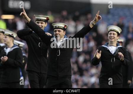 Fußball - Clydesdale Bank Scottish Premier League - Rangers gegen Aberdeen - Ibrox Stadium. Während des Spiels der Scottish Premier League der Clydesdale Bank im Ibrox Stadium, Glasgow, gehen Mitglieder der Streitkräfte zur Halbzeit auf den Platz. Stockfoto