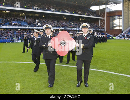 SONDERBILD - AUSSCHLIESSLICH ÜBER DIE PRESS ASSOCIATION ZUR VERWENDUNG DURCH NATIONALE UND REGIONALE ZEITUNGEN VERÖFFENTLICHT - NUR IN GROSSBRITANNIEN UND IRLAND. KEINE VERKÄUFE.Mitglieder der Royal Navy auf dem Platz zur Halbzeit in Ibrox. Stockfoto