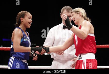 Natasha Jonas (links) feiert ihren Sieg über Amanda Coulson im 60 kg Gewicht während der Amateur Boxing Championships in der Echo Arena, Liverpool. Stockfoto