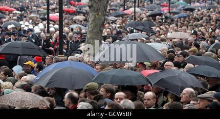 Mitglieder der Öffentlichkeit bei der Gedenksonntagszeremonie im Cenotaph, Whitehall, London. Stockfoto