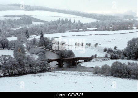 Schneeschauer kommen in Peebles, Scottish Borders. Stockfoto