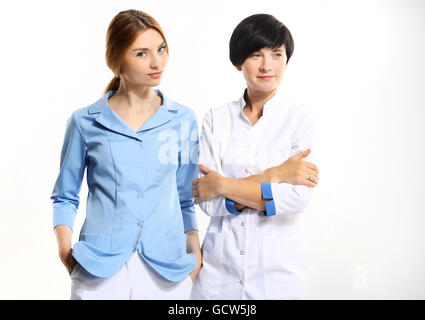 Porträt von zwei erfolgreichen Ärztinnen stehen. Stockfoto
