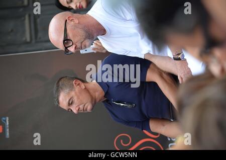 Neapel, Italien. 9. Juli 2016. Domenico Dolce (R) und Stefano Gabbana (L), italienische Mode-Designer, während der Zeremonie der Verleihung der Ehrenbürgerschaft an Sophia Loren in Neapel. © Angela Acanfora/Pacific Press/Alamy Live-Nachrichten Stockfoto