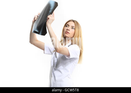 Ärztin untersucht eine Röntgenaufnahme isoliert auf weißem Hintergrund. Stockfoto