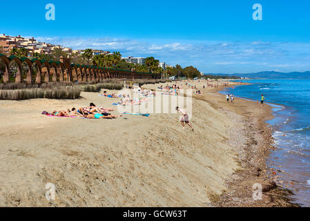 Leute, Sonnenbaden am Strand Marina d ' or Stockfoto