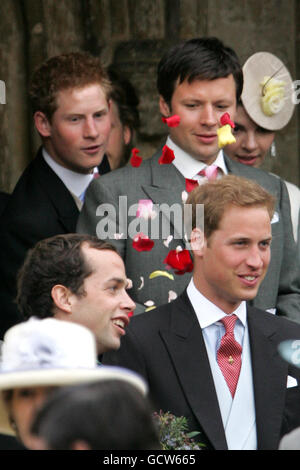 Prinz Harry (hinten links) wirft Konfetti über Prinz William nach der Hochzeit von Laura Parker Bowles mit Harry Lopes in St. Cyriac's Church, Lacock, Wiltshire. Stockfoto