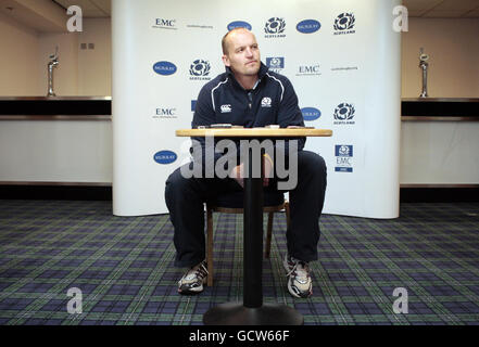 Schottlands Angriffstrainer Gregor Townsend spricht während einer Pressekonferenz in Murrayfield, Edinburgh. Stockfoto