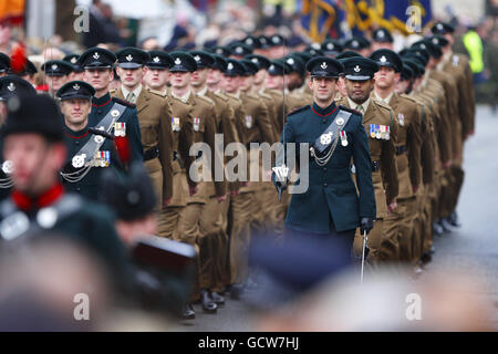 Das 4. Bataillon die Gewehre marschieren durch Salisbury, Wiltshire, nachdem sie während der Gewehre Freedom Parade die Freiheit der Stadt erhalten haben. Stockfoto