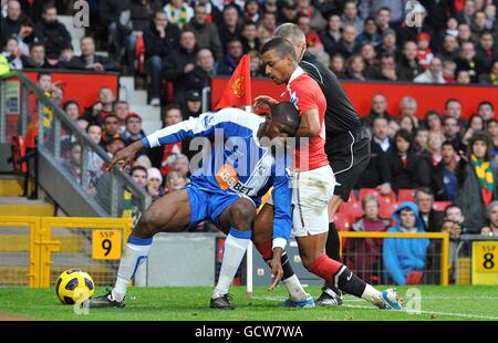 Fußball - Barclays Premier League - Manchester United / Wigan Athletic - Old Trafford. Maynor Figueroa von Wigan Athletic (links) und Luis Nani von Manchester United (rechts) kämpfen um den Ball Stockfoto