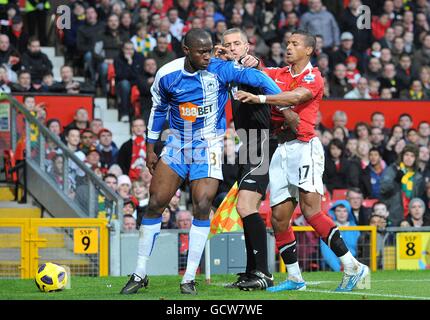 Schiedsrichter Martin Atkinson (Mitte) muss eingreifen, wenn die Dinge kommen Beheizt zwischen Maynor Figueroa (links) von Wigan Athletic und Manchester United Luis Nani (rechts) Stockfoto