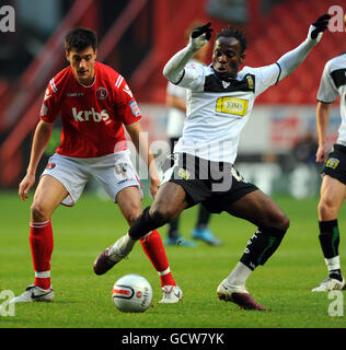 Charlton Athletic's Johnnie Jackson (links) und Yeovil Town's Jean-Paul Kalala während des npower League One Matches im Valley, Charlton. Stockfoto