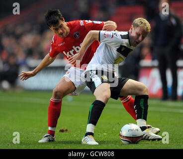 Charlton Athletic's Johnnie Jackson (links) und Yeovil Town's Craig Alcock während des npower League One Matches im Valley, Charlton. Stockfoto