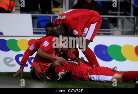 Fußball - npower Football League Championship - Cardiff City / Nottingham Forest - Cardiff City Stadium. Dexter Blackstock von Nottingham Forest (Mitte links) feiert mit seinen Teamkollegen, nachdem sie das zweite Tor ihrer Mannschaft erzielt haben Stockfoto